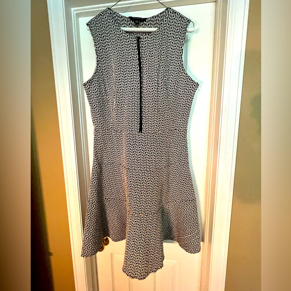 Sharagano flouncy black/white knit dress